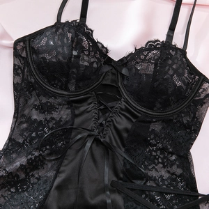 Détail du body en satin noir avec dentelle à cils et laçage croisé sur le devant