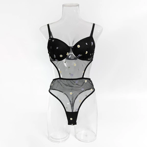 Detailaufnahme der Gänseblümchen-Stickerei auf dem schwarzen transparenten Body