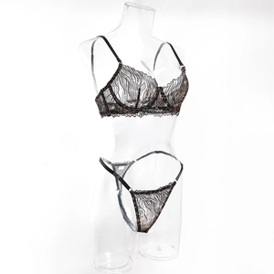 Détail d'un ensemble de lingerie en dentelle léopard transparente sur mannequin clair