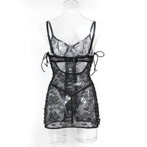 Détail de lingerie en dentelle florale noire avec cordon de serrage et texture transparente