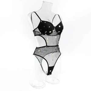 Detailaufnahme von schwarzem Mesh-Body mit Blumenstickerei und sexy Seitenausschnitten