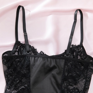Détails des bretelles réglables et de la dentelle sur un body en satin noir