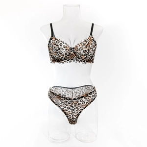 Détail d'un ensemble de lingerie léopard avec bordure en dentelle sur mannequin limpide