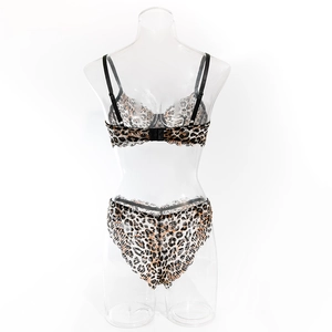 Détail d'un ensemble de lingerie léopard avec bordure en dentelle cil sur le dos du slip