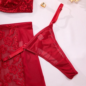 Detail eines roten Spitzen-Dessous-Sets mit verstellbaren Trägern und Netzgewebe