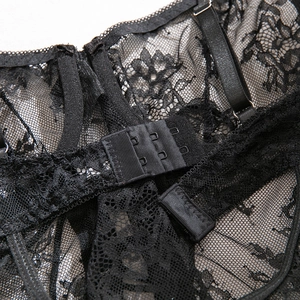 Détail de lingerie en dentelle noire avec bretelles réglables et fermeture par agrafes