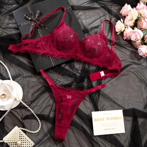 Ensemble de lingerie en dentelle bordeaux avec soutien-gorge à armatures et string