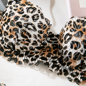 Gros plan sur le soutien-gorge en dentelle léopard avec bords festonnés et maille