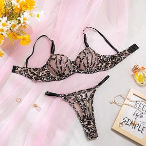 Détail d'un ensemble lingerie léopard avec tissu en maille et lanières croisées