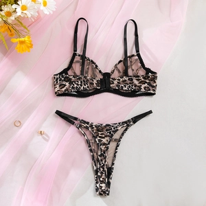Détail à plat d'un ensemble de lingerie en mesh léopard avec dentelle et string