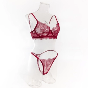 Détail d'un ensemble de lingerie en dentelle bordeaux sur un mannequin transparent