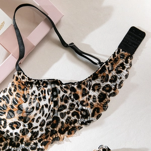Détails du soutien-gorge en dentelle léopard avec bretelles réglables et bords festonnés