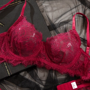 Détail de l'ensemble de lingerie en dentelle rouge avec broderie florale de luxe