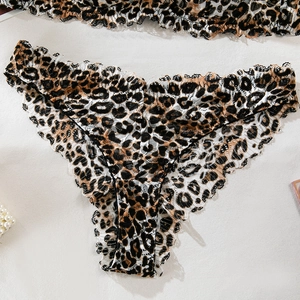 Détails de la culotte léopard pour femme avec bordures en dentelle et texture raffinée