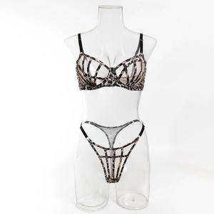Détail de l'ensemble lingerie léopard avec lanières ajourées sur un mannequin transparent