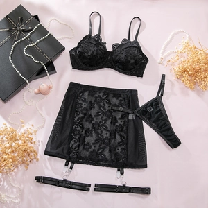 Detailansicht eines schwarzen Spitzen-Lingerie-Sets mit Bügel-BH und Strapsgürtel-Rock