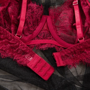 Détail du soutien-gorge en dentelle rouge foncé avec bretelles et triple agrafage dorsal