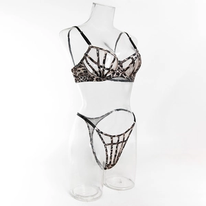 Détail de l'ensemble de lingerie imprimé léopard avec tissu en maille et soutien-gorge