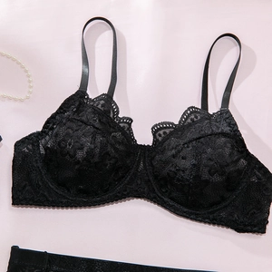 Detaillierte Makroansicht des schwarzen Floral-Spitzen-BH-Sets mit Bügel und Bogenkante