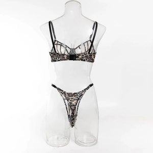 Détail d'un ensemble de lingerie léopard avec découpes en résille sur un mannequin transparent