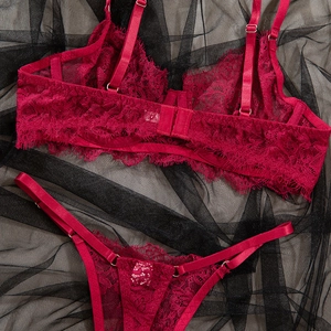 Gros plan détaillé sur un ensemble soutien-gorge et string en dentelle bordeaux