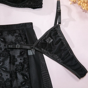 Detail eines schwarzen Spitzen-Lingerie-Sets mit Korsett-Top und passendem Strapsrock