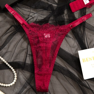 Détails du string en dentelle rouge avec bretelles en satin et motifs floraux fins