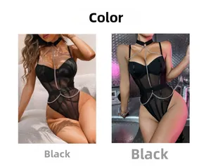 Détail du body noir en tulle avec licou et décorations de chaînes argentées multicouches