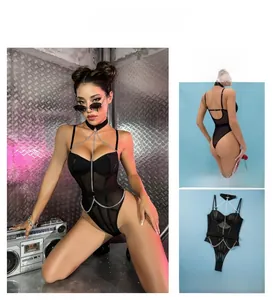 Détails d'un body en maille transparente noire avec bonnets à armatures et chaînes