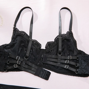 Details des sexy schwarzen Spitzen-BHs mit Multi-Strap-Rücken und verstellbaren Verschlüssen