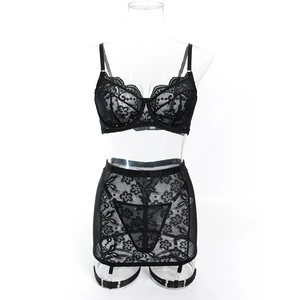 Detailansicht des schwarzen Spitzen-Lingerie-Sets mit Bügel-Cups und Strumpfgürtel-Design