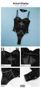 Détails du body en résille noire avec chaînes en métal, maintien gorge et boutons pression