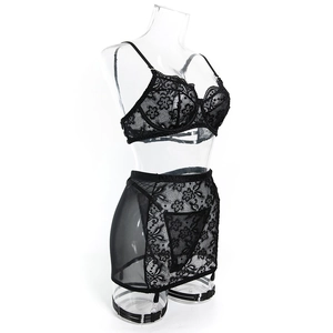 Detail eines schwarzen Spitzen-Lingerie-Sets mit Blumenstickerei und Strumpfhaltergürtel