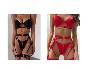 Détail de lingerie avec anneaux métalliques, chaînes et design à lanières noir et rouge