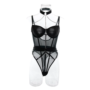 Détail d'un body en maille transparente avec chaînes métalliques et choker sur mannequin