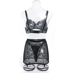Detailansicht der Rückseite eines schwarzen Spitzen-Lingerie-Sets mit Strapshaltern
