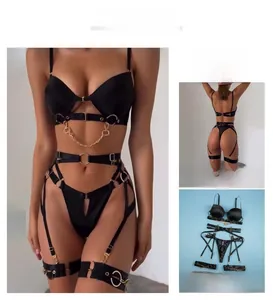 Détails du body de lingerie noir avec chaînes dorées et anneaux métalliques à la taille