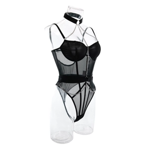 Détail d'un body en maille transparente avec chaînes métalliques et armatures