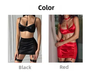 Détail d'un ensemble de lingerie sexy en satin deux pièces avec porte-jarretelles noir et rouge