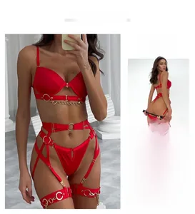 Ensemble lingerie rouge 3 pièces avec chaînes dorées, harnais jarretière et anneaux