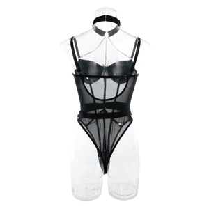 Détail d'un body en maille transparente avec collier en chaîne métallique et bonnets à armatures
