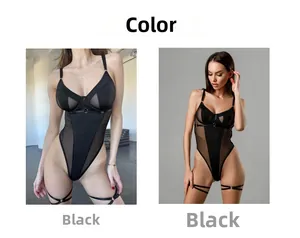 Dettaglio body sexy in rete nera con anelli per le gambe e ritagli semitrasparenti
