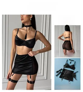 Vue détaillée de l'ensemble de lingerie noire 5 pièces avec soutien-gorge satin et jupe