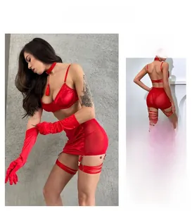 Détails d'un ensemble lingerie en satin rouge avec corset, jupe et longs gants
