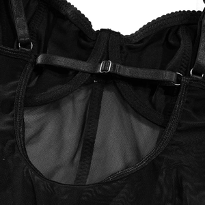 Détail d'un body en maille transparente avec bretelles en satin et boucle métallique