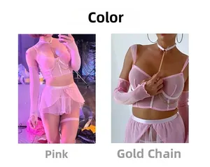 Detail eines rosa Netz-Bodysuits mit goldener Halterkette und gestuftem Tüllrock
