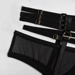 Détails de lingerie en maille noire avec anneaux dorés et bretelles réglables