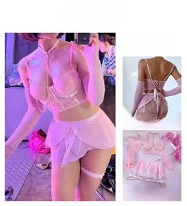 Detailansicht eines rosa Mesh-Lingerie-Sets mit Goldkette und transparentem Rock