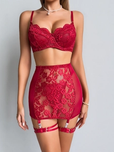 Sexy rotes Dessous-Set mit Bügel-BH und hochtailliertem Strapsrock aus feiner Spitze