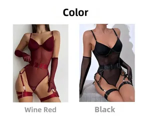 Vue détaillée d'un body sexy en mesh transparent avec porte-jarretelles et gants